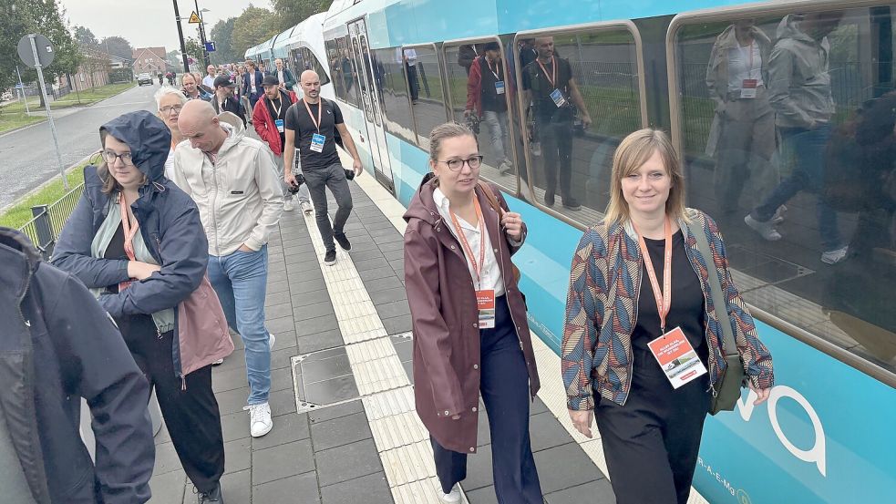 Zur Eröffnung des Bahnhaltes in Bunde traf ein Zug mit geladenen Gästen aus Groningen ein. Foto: Oliver Bär