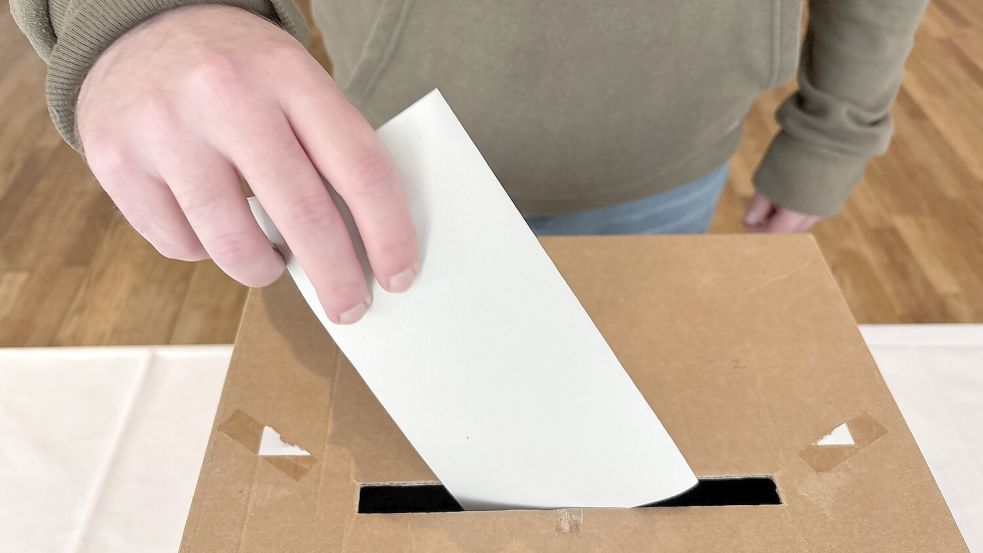 Ein Mann wirft seinen Wahlzettel in eine Urne. Foto: Imke Oltmanns/Archiv