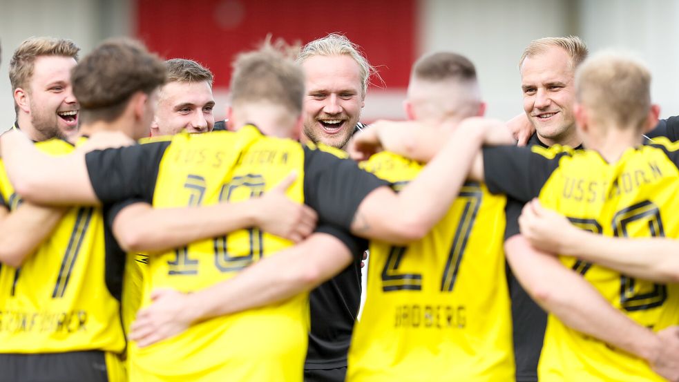 Thilo Janßen (Mitte) ist mit seinen Struddenern derzeit nicht zu stoppen. Die vergangenen acht Pflichtspiele wurden bei einem Torverhältnis von 32:1 gewonnen. Foto: Jens Doden/ Emden
