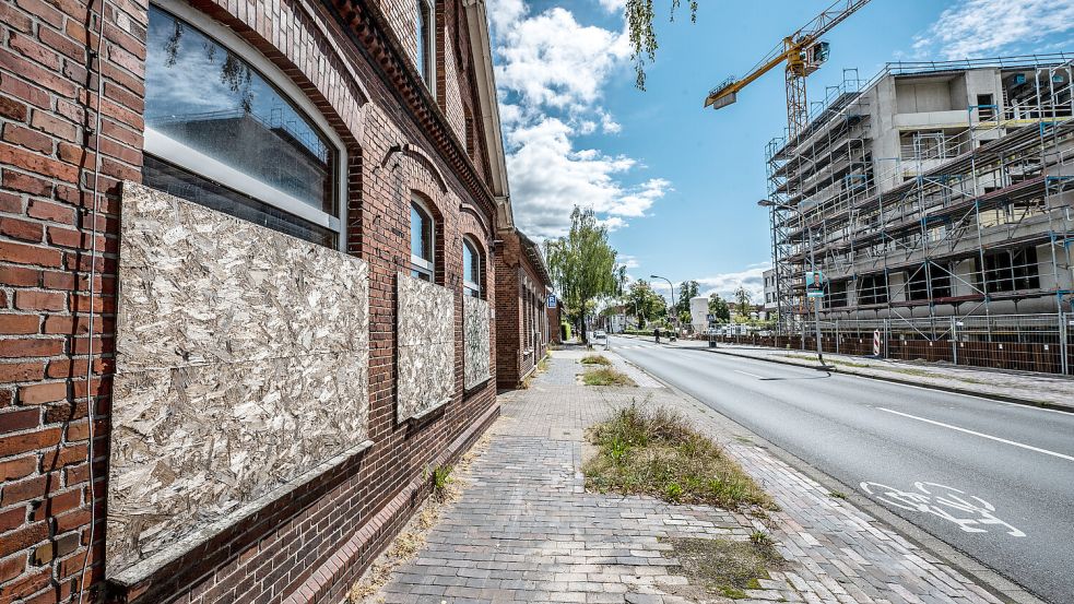 Leerstand neben Großbaustelle: Die leerstehenden Häuser liegen direkt gegenüber vom Klinikum Leer an der Augustenstraße. Foto: Klaus Ortgies/Archiv