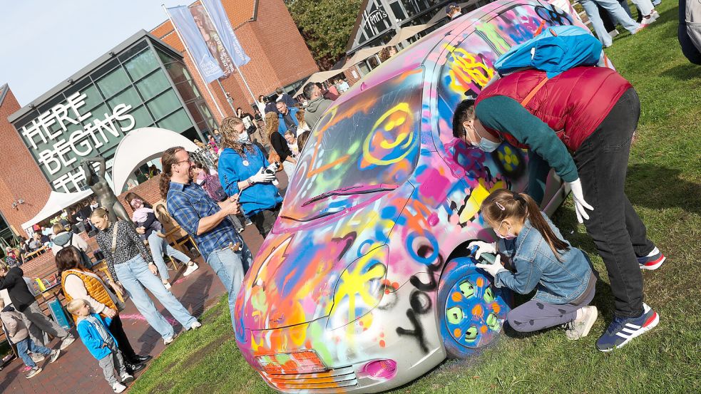 Kunst erlaubt vieles – auch das Besprühen von Autos. Foto: Jens Doden