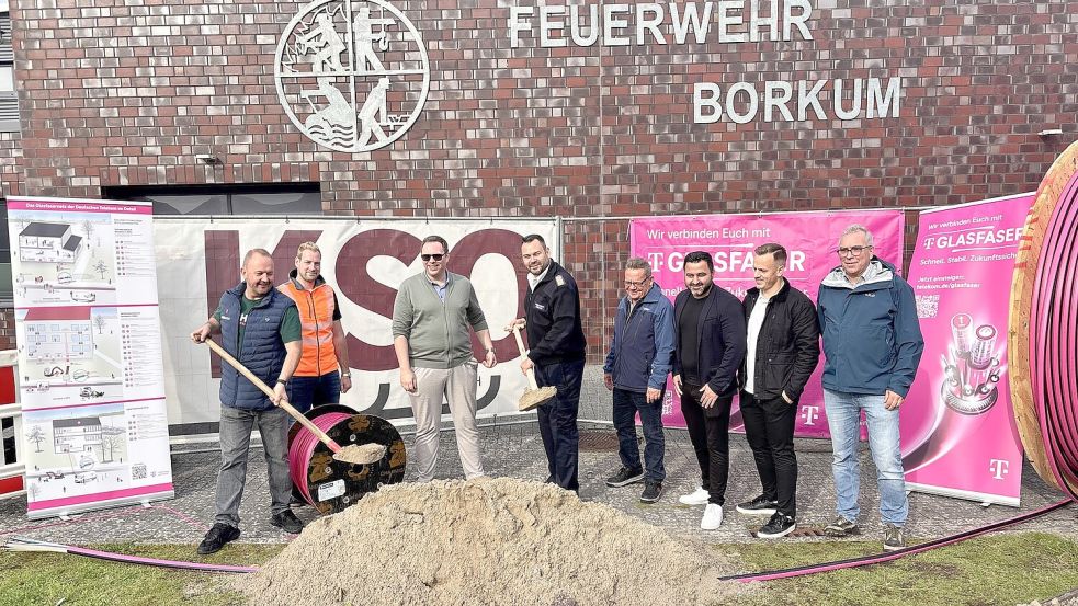 Beim Spatenstich am Feuerwehrhaus dabei: Ingo Kruse (Telekom Technik, von links), Jens Thaden (Bauleiter KSO Nord GmbH), Sören Wehrmann (Finance Technik Telekom), Stadtbrandmeister Aike Brinkmann, Frank Pahl (Allgemeiner Vertreter des Bürgermeisters), Hamza Erdogan (Regio Manager), Marcel Mühlena (Telekom Technik) und Stadtbaumeister Volker Hosemann. Foto: Florian Ferber