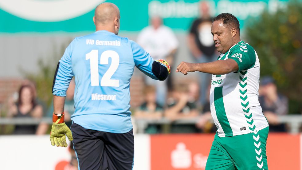 Es war ein Unentschieden im Privatduell zwischen Mirko Hellmers (links) und Ailton (rechts). Der Keeper der Wiesmoor-Allstars parierte mehrfach gegen den Bremer Publikumsliebling, wurde dann aber doch einmal von ihm bezwungen. Foto: Jens Doden, Emden