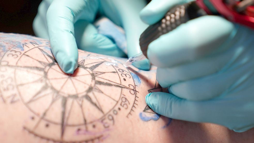 Wer anderen ein Tattoo sticht, sollte sich an die Vereinbarungen halten. Symbolfoto: Marcus Brandt/dpa