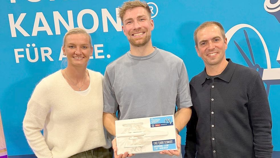 Die „Torjägerkanone für alle“ erhielt Eike Schmidt aus den Händen der Fußball-Legenden Alexandra Popp (links) und Philipp Lahm. Foto: Privat