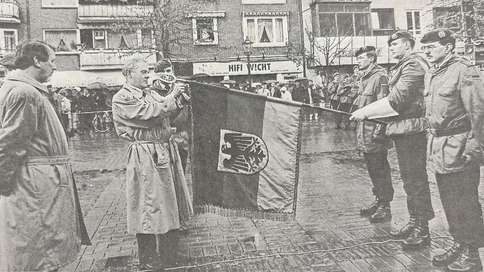 1993 erhielt das ABC-Abwehrbataillon 110 („Das Ostfriesische“) die höchste Auszeichnung der Landesregierung. Claus Hening Schapper, der damalige Staatssekretär im Innenministerium, ehrte die Soldaten bei einem Appell auf dem Neuen Markt. Fotos: Archiv