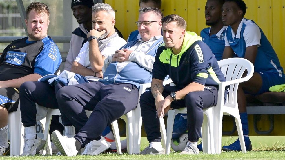 Atilla Özge (rechts) übernahm im Sommer das Traineramt bei Germania Leer. Foto: Jens Doden, Blomberg