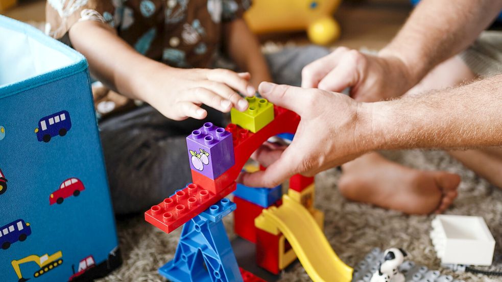 Kinder können auch in einer Familie aufwachsen, die nicht ihre leibliche ist. Was das für Herausforderungen mit sich bringt, weiß Grete Stedler vom Verein Apfel e.V. Foto: Uwe Anspach/dpa