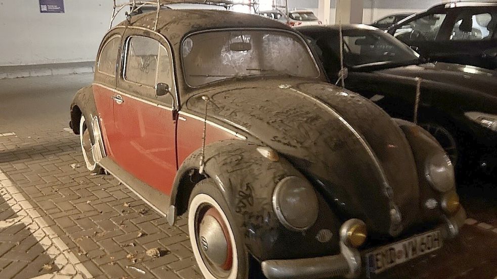 Viele können sich vielleicht noch an den alten VW Käfer im Emder Wasserturm erinnern: Mit dicker Staubschicht und platten Reifen stand das Fahrzeug lange Zeit auf einem der Dauerparkplätze. Jetzt ist es verschwunden. Foto: Stephanie Tomé