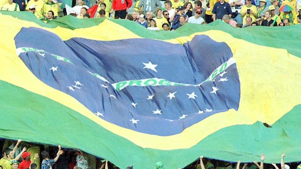 Ein brasilianischer Spieler zückte am Dienstag einen vermeintlichen Vertrag mit Kickers Emden hervor. Foto: Imago