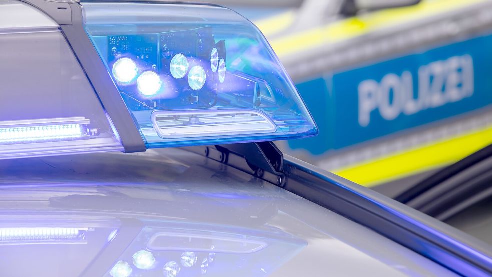 Die Polizei ermittelt, nachdem ein Hochzeitskorso den Sturz einer Radfahrerin in Bremen verursacht hat. Foto: Daniel Karmann/dpa
