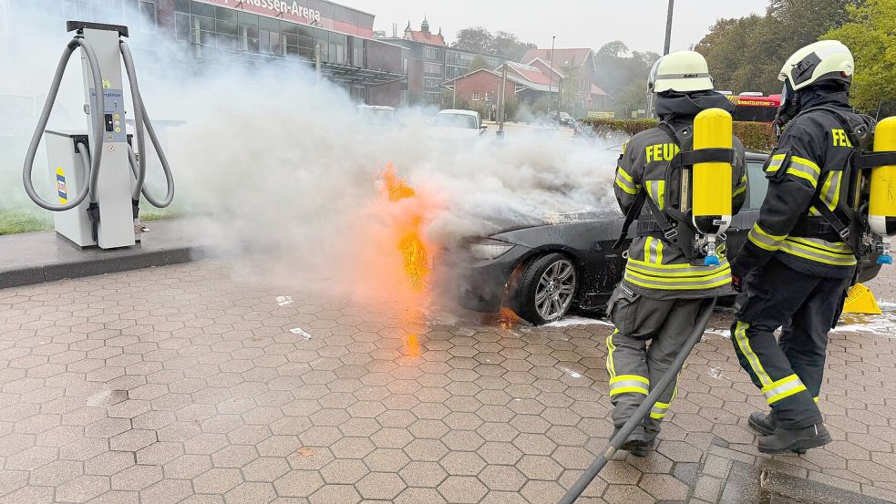Atemschutzgeräteträger löschten das brennende Auto. Foto: Hilko Eiben/Feuerwehr Aurich