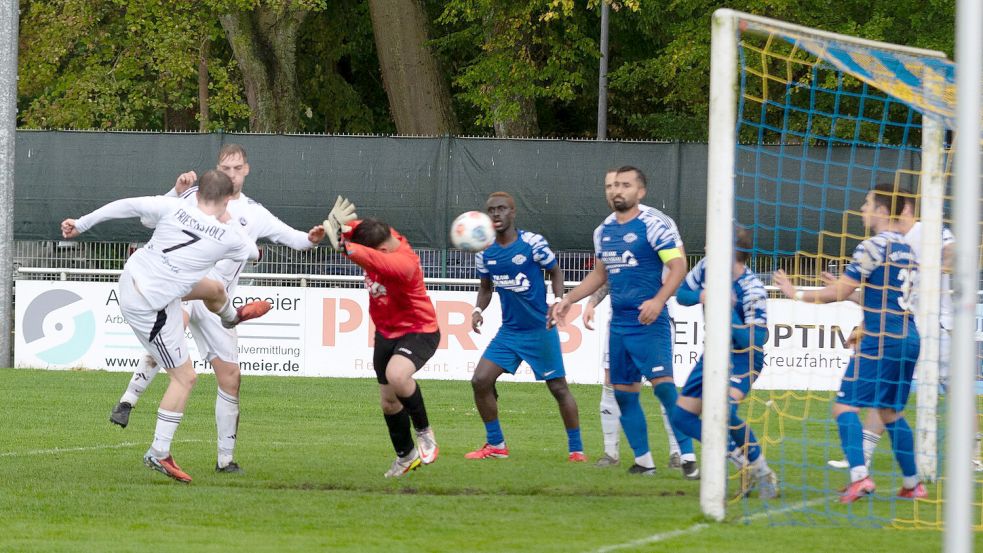Nach einer Ecke war Jan Hoofdmann (Nummer 7) zur Stelle und wuchtete den Ball zum 0:1 ins Netz. Fotos: Heiner Lohmann