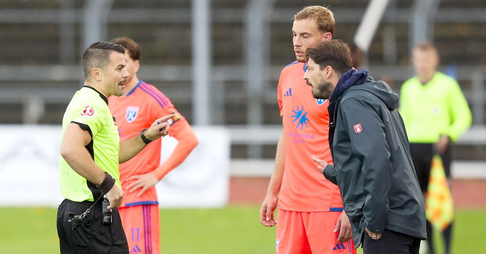 Trainer Björn LIndemann (rechts) und Peer Mahncke (daneben) diskutieren mit Schiedsrichter Benjamin Schmidt. Fotos: Doden/Emden