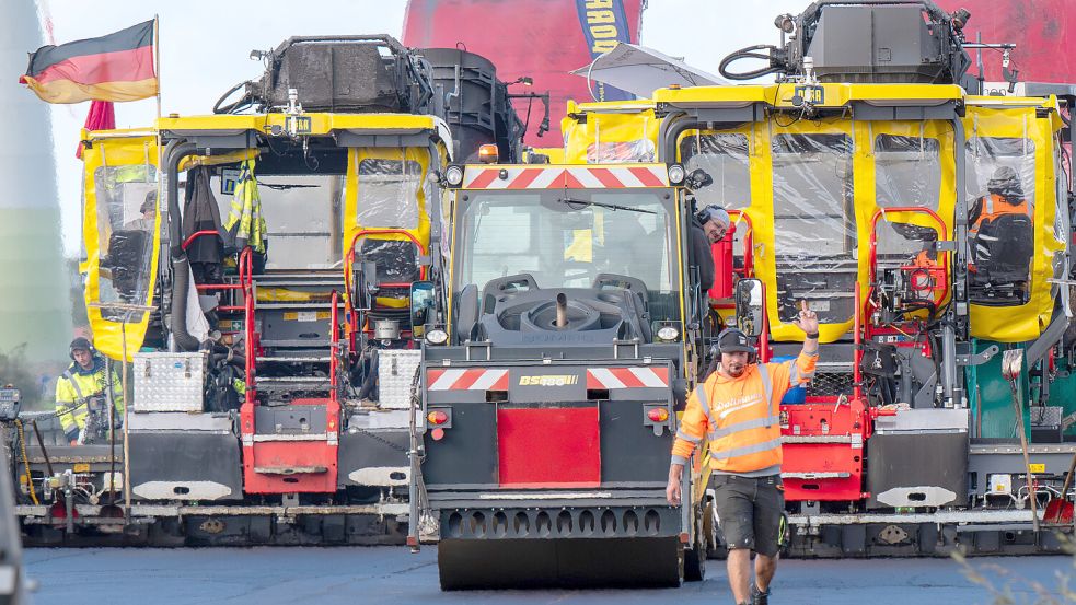 Hier wird „kompakt“ gearbeitet: zwei Fertiger beim Asphaltieren von zwei Autobahnspuren. Fotos: Klaus Ortgies