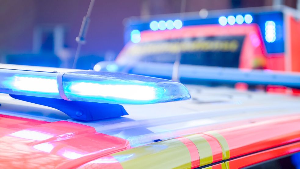 Blaulichter leuchten an einer Einsatzstelle auf einem Notarzt Fahrzeug und einem Rettungswagen. (zu dpa: „Verletzte nach Unfall mit Lastwagen und Autos“) Foto: Julian Stratenschulte / dpa