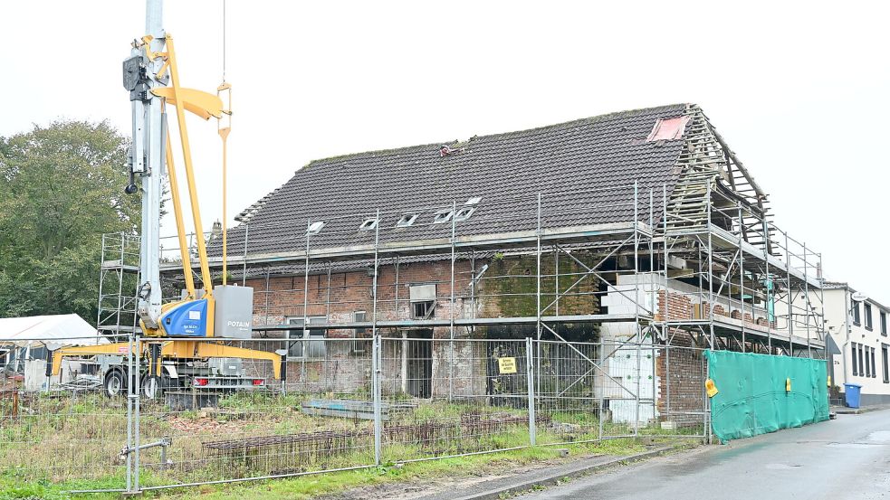 Hier tut sich was: Am Hinter Kirchgang in Hinte-Ort sollen acht bis zehn altersgerechte Wohneinheiten entstehen. Jetzt ist der nächste Schritt getan. Foto: Heinz Wagenaar