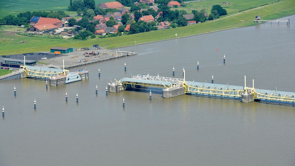 Das Emssperrwerk bei Gandersum soll eine entscheidende Rolle bei der Verbesserung der Wasserqualität in der Ems spielen. Das geplante Verfahren wirft aktuell noch Fragen auf. Foto: Klaus Ortgies/Archiv