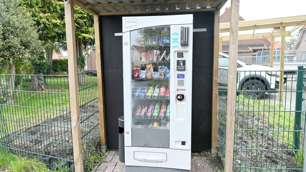 In Loppersum steht ein Snackautomat. Er soll die Versorgungslücke im Ort ein Stück weit schließen. Wer kauft dort tatsächlich ein? Foto: Heinz Wagenaar