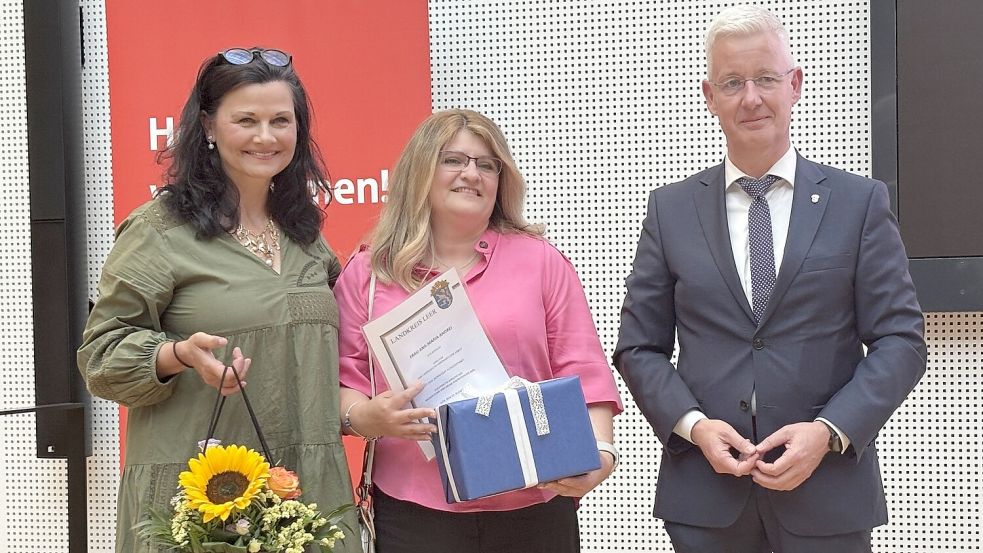 Ana-Maria Andrei bei der Blinkfüür-Auszeichung 2025, eingerahmt von der Bundestagsabgeordneten Gitta Connemann und Landrat Matthias Groote. Foto: Jonas Bothe/Archiv