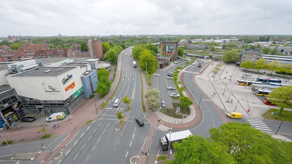Reicht die Infrastruktur in Emden für 2000 neue Bewohnerinnen und Bewohner? Die Stadt sieht eine „leistungsfähige Anbindung über Straße, Schiene und Wasser“. Foto: Klaus Ortgies