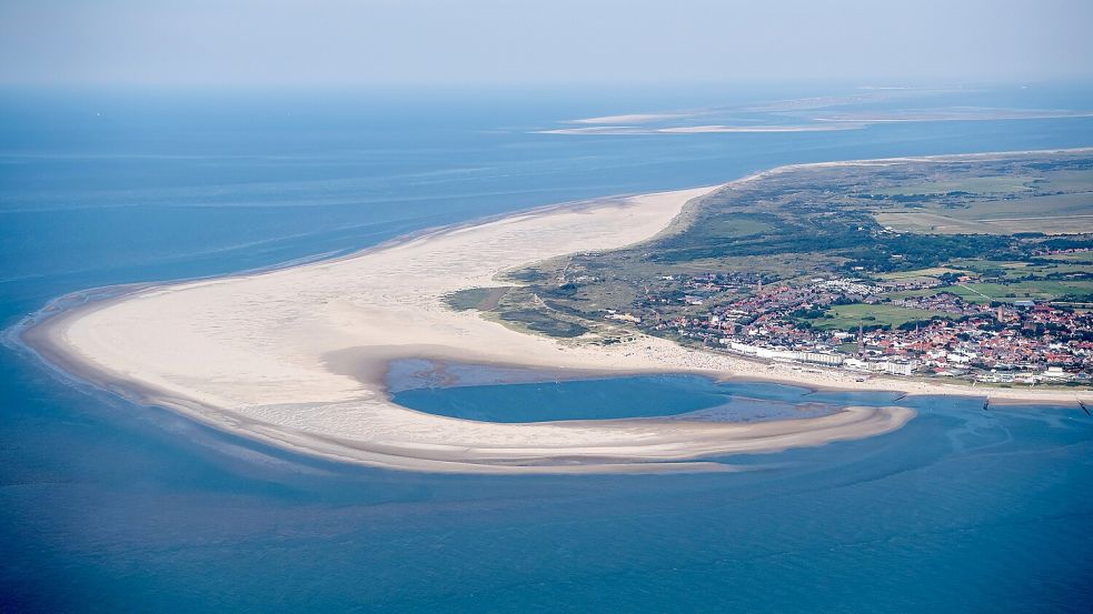 Borkum kann man auf verschieden langen Rundflügen aus der Luft entdecken. Foto: Sina Schuldt/dpa/Archiv