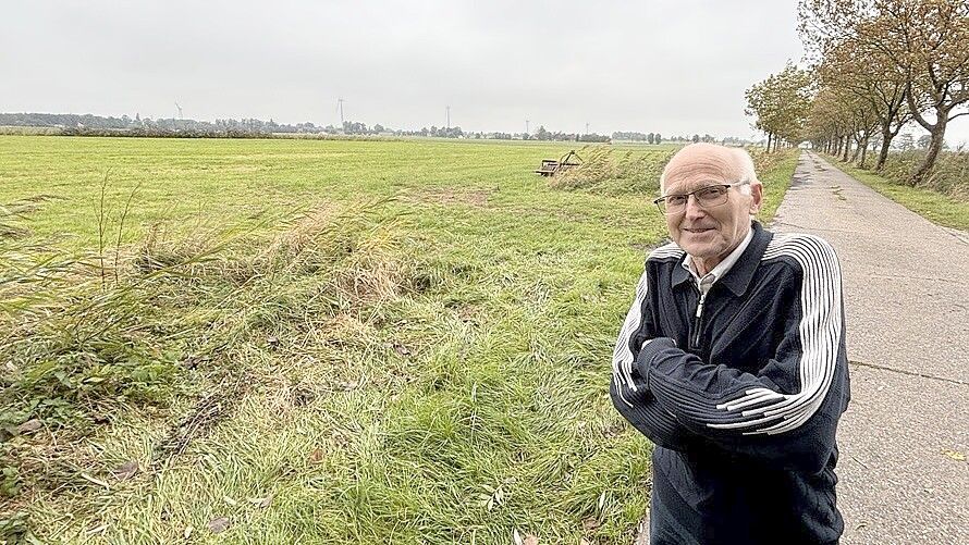 Wilfried Hübner vor einem seiner Felder am Rysumer Nacken. Dort, wo im Hintergrund die Windräder zu sehen sind, wird demnächst ein neuer Marinehafen gebaut. Foto: Hannah Weiden