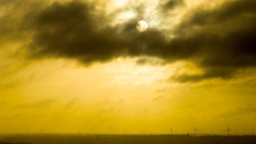 Es wird kühler und windig, aber auch die Sonne lässt sich mal sehen. Foto: Julian Stratenschulte/dpa