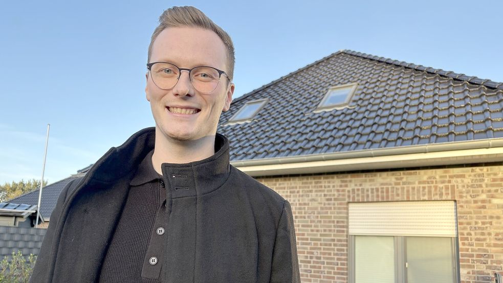 Kim-Fabian Ihnken vor seinem Haus in Blomberg. Foto: Imke Oltmanns