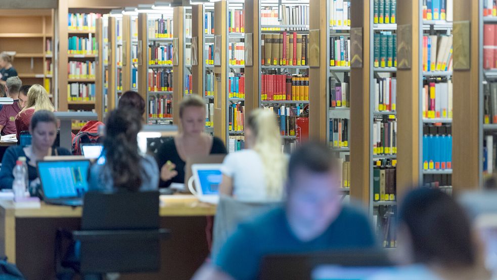 Viele Studenten sind einsam, warnt der niedersächsische Wissenschaftsminister Falko Mohrs. Foto: dpa/ Monika Skolimowska