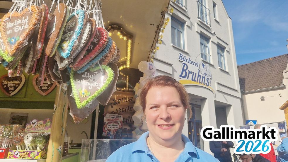 Ein Stand mit gebrannten Mandeln, Lebkuchenherzen und Süßigkeiten steht vor dem Schaufenster der Bäckerei Bruhns. Foto: Tatjana Gettkowski