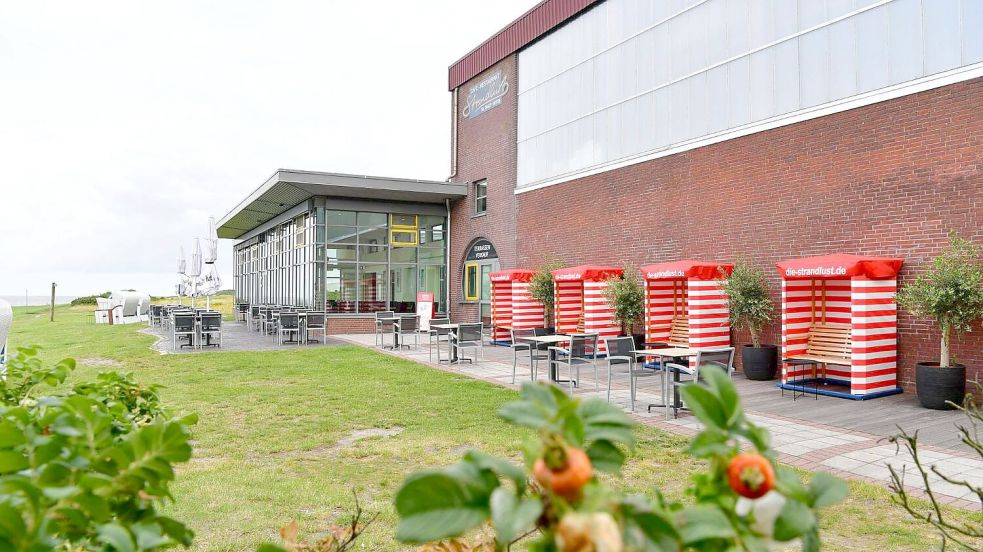 Das Café Strandlust ist ein beliebtes Ausflugsziel für viele Emder und Gäste der Stadt. Wird es weiter bestehen können, wenn der Marinehafen da ist? Foto: Heinz Wagenaar