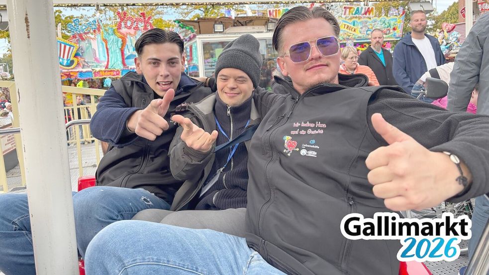 Mykola Andrieiev (Mitte) wird von den Schaustellern Sascha Heine (links) und Manno Wimmert im Riesenrad begleitet. Foto: Lars Löschen