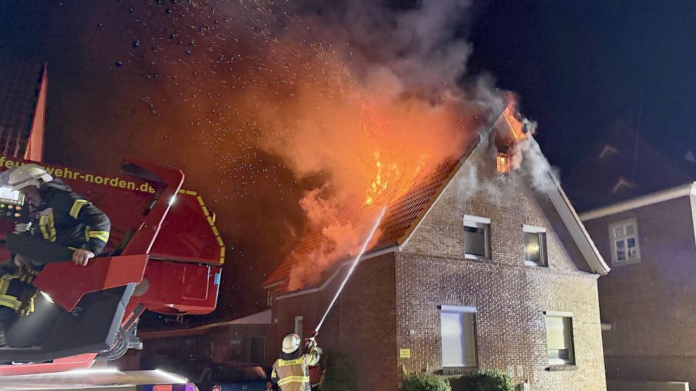 Flammen schlugen aus dem Dachstuhl des Wohnhauses. Fotos: Feuerwehr Norden/Thomas Weege
