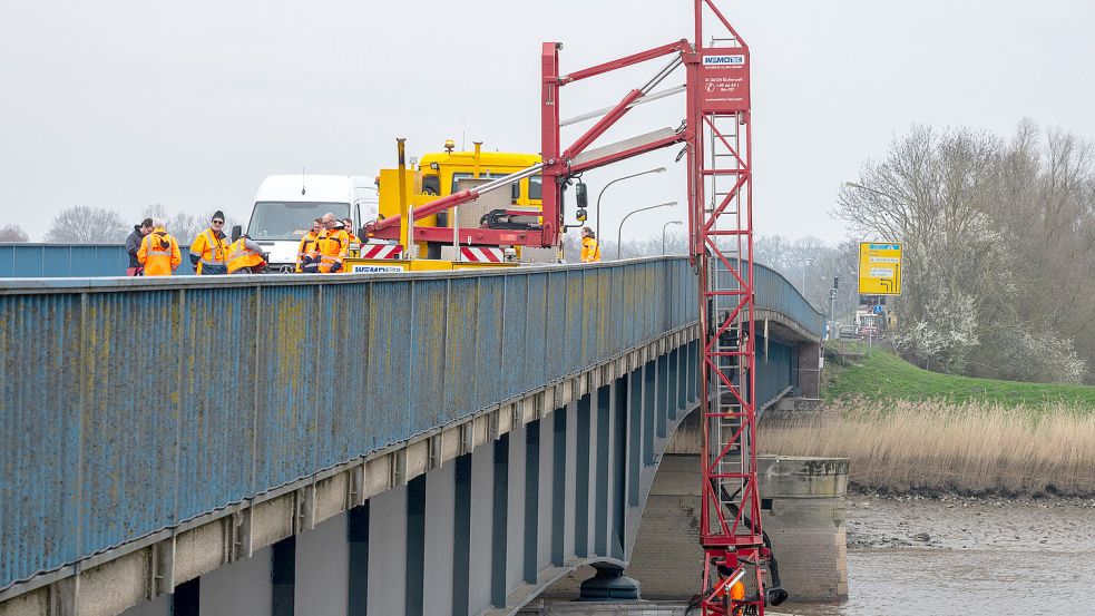 Am Dienstag und Mittwoch wird die Brücke wieder unter die Lupe genommen. Foto: Klaus Ortgies/Archiv