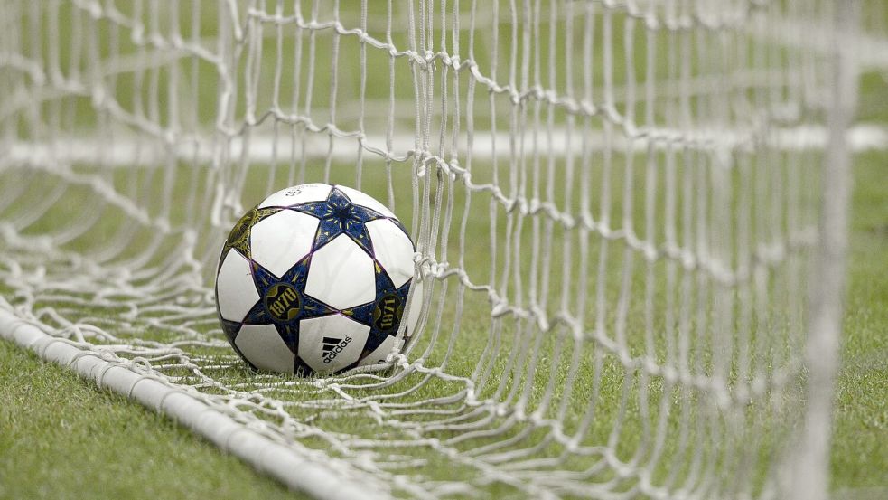 Wie gelangte beim A-Klassenspiel in Marienhafe der Ball aufs Tornetz. Diese Frage ist nicht restlos geklärt. Symbolfoto: Imago