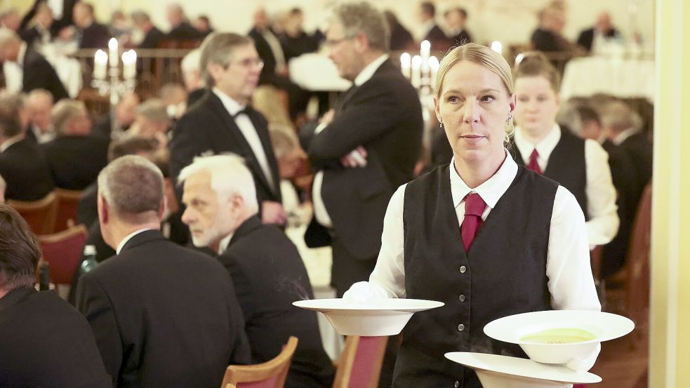 Beim Emder Kaufmannsmahl – hier ein Foto von 2025 – besteht für Männer Smoking-Pflicht. Foto: Jens Doden/Archiv