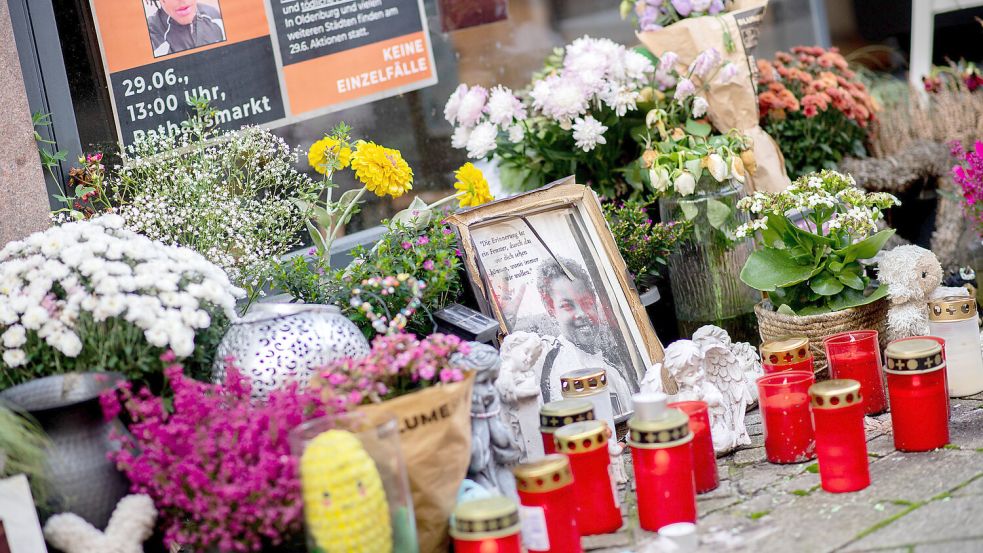 Fotos, Blumen und Kerzen erinnern am Tatort in der Innenstadt an Lorenz, der durch Polizeischüsse tödlich verletzt wurde. Foto: Hauke-Christian Dittrich/dpa-Archiv
