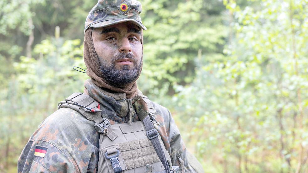 Der 22 Jahre alte Rekrut Shayan absolviert die neue Basisausbildung der Bundeswehr in Munster. Drei Tage verbringt er dafür im Biwak auf dem Truppenübungsplatz. Foto: André Havergo