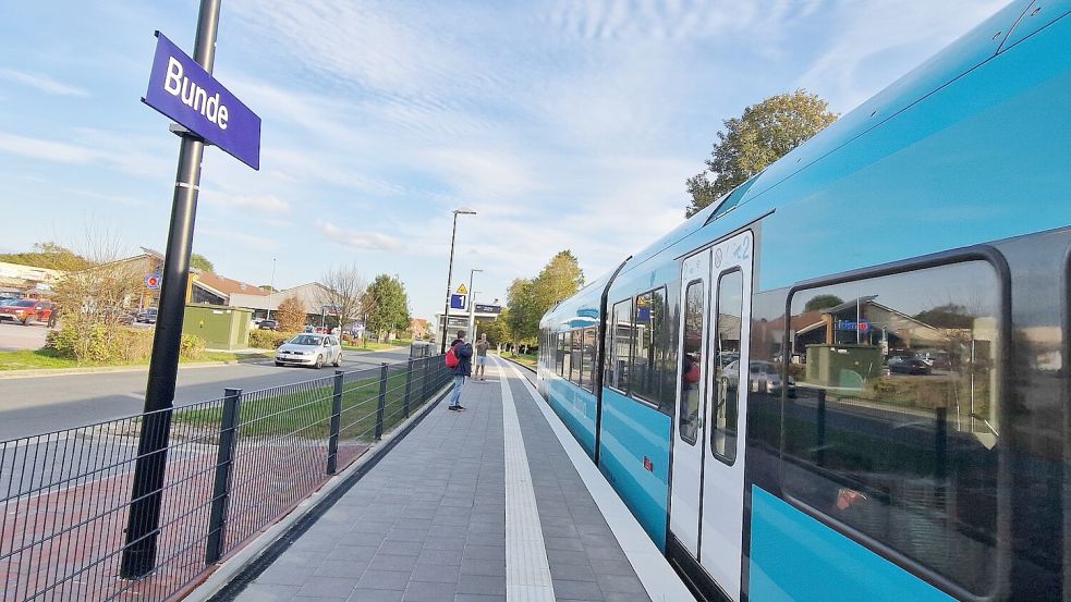 Glück gehabt: Dieser Arriva-Zug hält pünktlich nach Plan am Haltepunkt in Bunde. In jüngster Zeit ist das nicht immer der Fall gewesen. Einige Züge fielen aus, eine Information der wartenden Fahrgäste gab es auf der elektronischen Anzeigetafel nicht. Foto: Tatjana Gettkowski