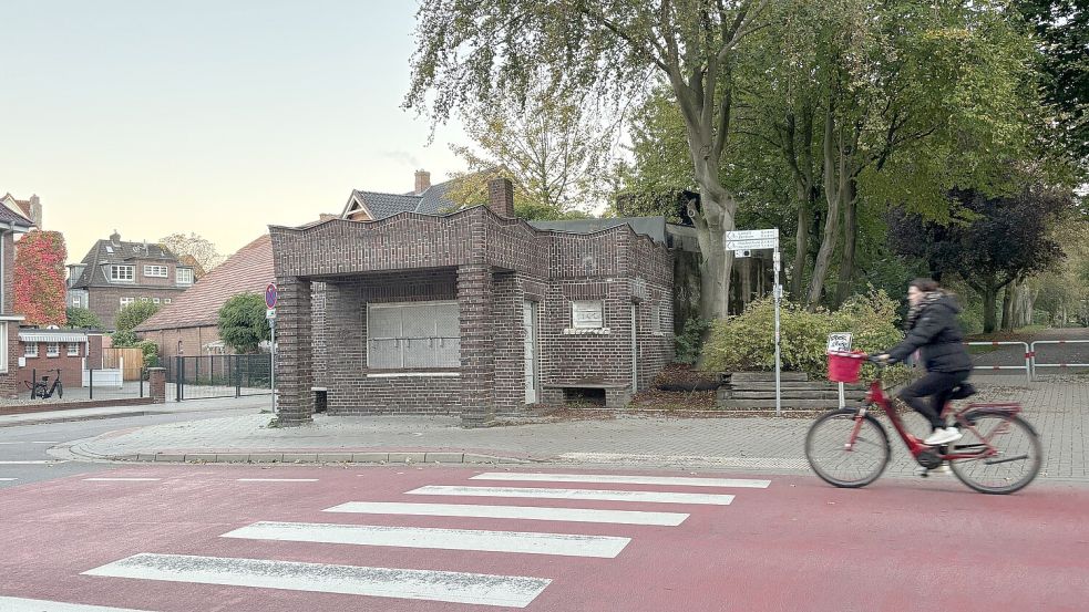 Er wartet auf Sanierung und auf neue Pächter: der historische Kiosk am Wall. Fotos: Stephanie Schuurman