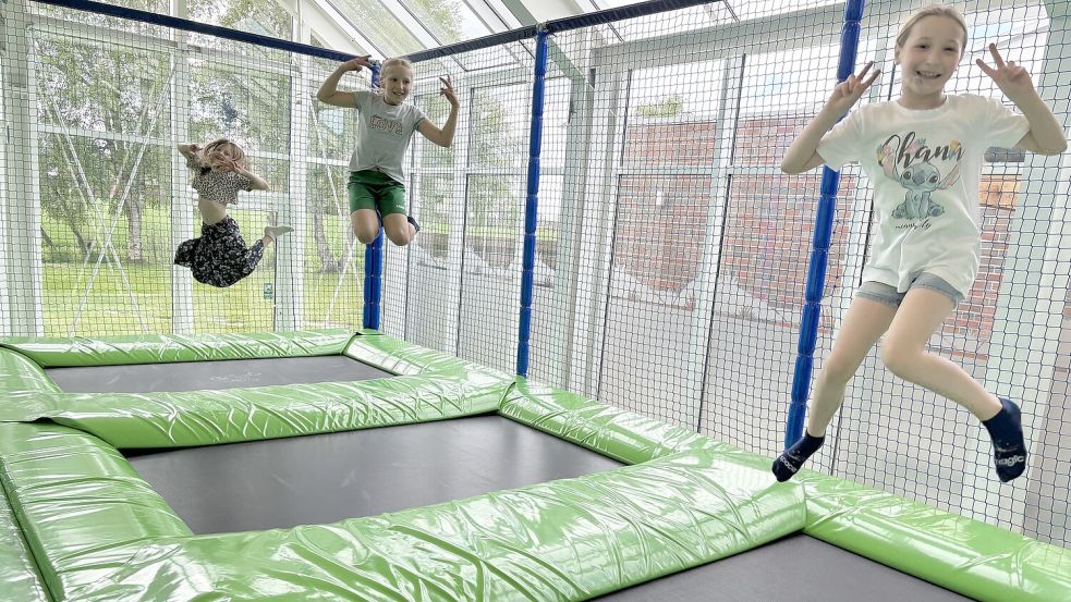 Auf den Trampolinen können Marta (von links), Tessa und Emma ausgiebig toben und so alle überschüssige Energie loswerden. Foto: Susanne Ullrich
