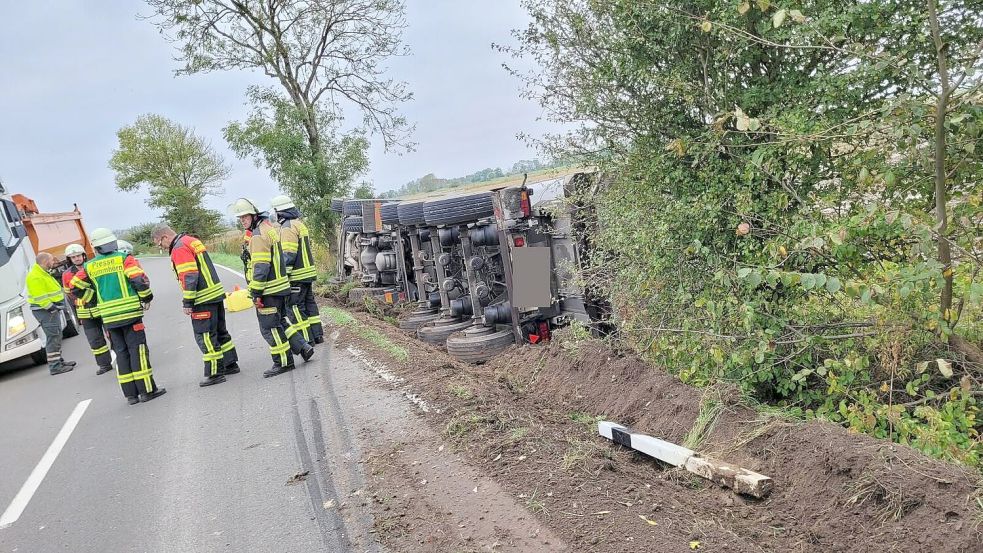Bei einem Unfall in Groothusen in der Krummhörn ist ein Lkw in einen Graben gekippt. Der Fahrer wurde schwer verletzt. Foto: Heinz Wagenaar/Archiv