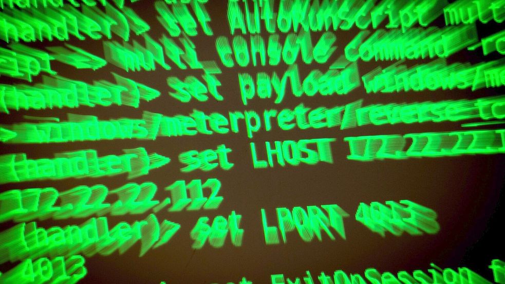 Buchstaben und Zahlen leuchten auf einem Bildschirm, auf dem ein Hacker-Programm geöffnet ist. Wegen einer Sicherheitslücke in der weit verbreiteten Programmiersprache PHP waren am Mittwoch vorsorglich auf der ganzen Welt und auch in Ostfriesland Webseiten aus dem Netz genommen worden. Foto: Sina Schuldt/dpa