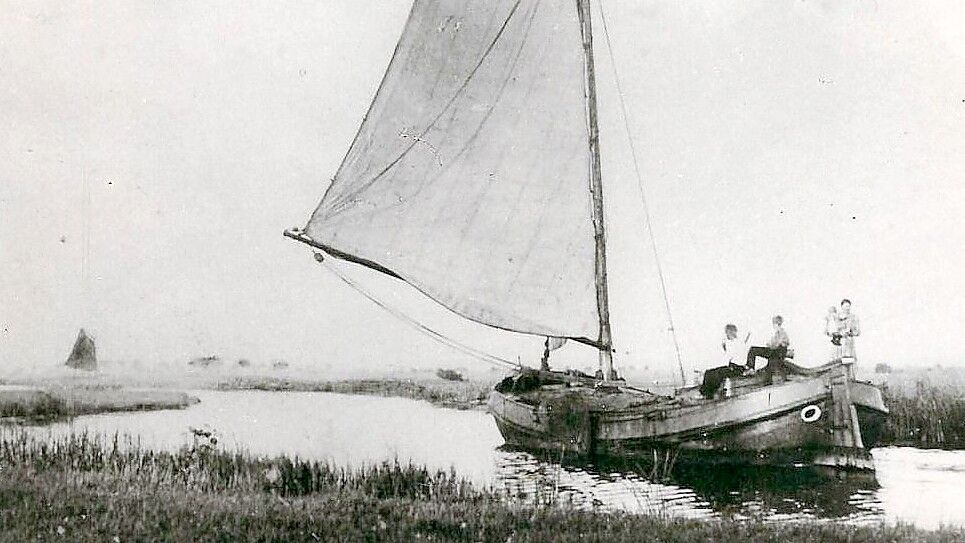 Das Fehnschiff „Johanne“ von Jürgen Hardy wurde 1925 in Spetzerfehn erbaut. Das Schiff aus Stahl war bis Ende der Schifffahrt in Spetzerfehn unterwegs. Foto: Archiv Hinrich Trauernicht