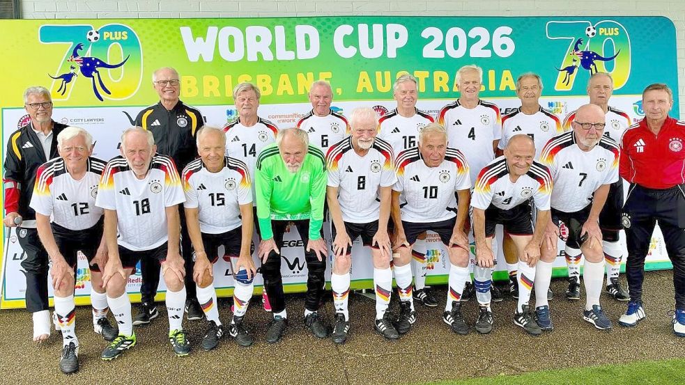 Die Ü75-Mannschaft wurde wie schon 2025 in Japan nun auch in Australien Weltmeister. Trainer ist der langjährige NFV-Verbandssportlehrer Marek Wanik (ganz rechts). Zu dem Team gehörten auch die beiden Ostfriesen Alfred Meyer (vorne, Erster von links) und Johann de Wall (rechts daneben). Mit Paul Kanschat (vorne, Dritter von links) und Hans Poelmann (unten, Sechster von links) waren auch zwei Papenburger dabei. Foto: Privat