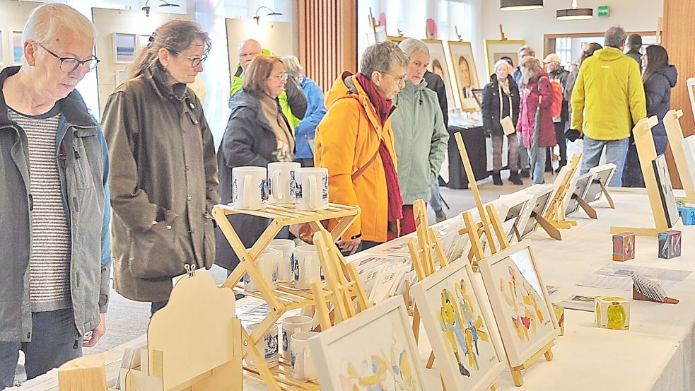 Während der Ditzumer Kunsttage präsentieren 31 Künstler an 19 Ausstellungsorten ihre Arbeiten. Nach der offiziellen Eröffnung am Samstag schauten sich die Gäste die Werke an. Foto: Bodo Wolters