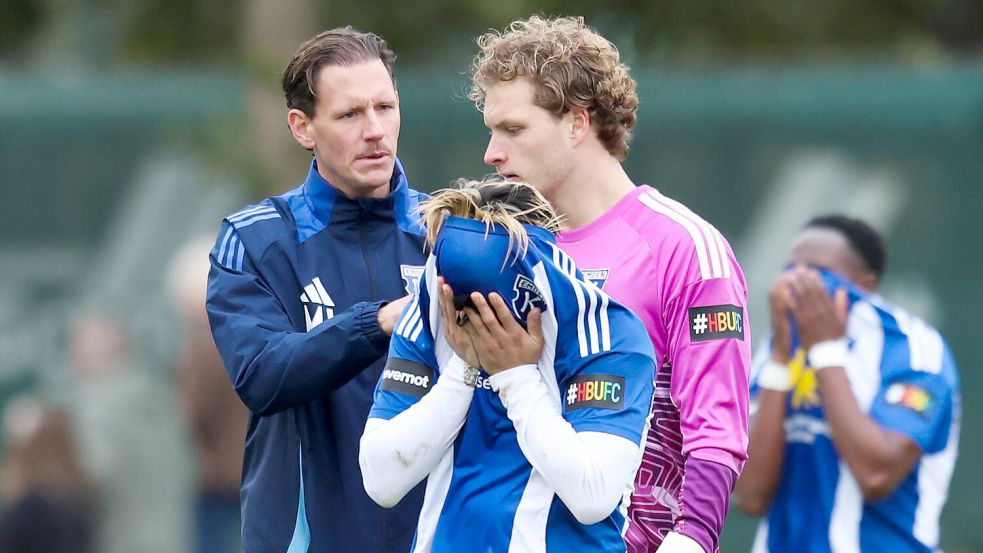 Toshiaki Miyamoto (vorne) ist fassungslos, Co-Trainer Marc Jamieson und Torhüter Luca Petzold ist die Enttäuschung auch anzusehen. Fotos: Doden/Emden