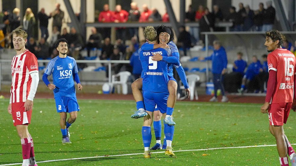 Yuki Minari (rechts) brachte Esens mit einem sehenswerten Treffer in Führung und ließ sich von Mitspieler Leon Wübbenhorst feiern. Foto: Heiner Steenhoff