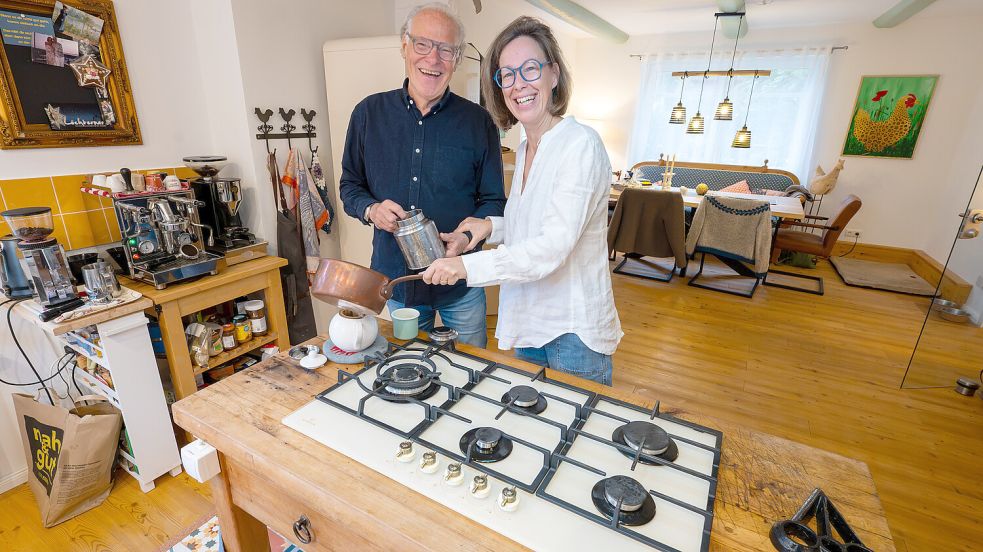 Rolf Schmitz-Malburg und Donata Kyritz fühlen sich richtig wohl in ihrem neuen zu Hause in Freepsum. Foto: Klaus Ortgies